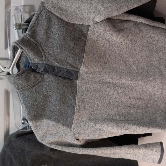 3 Pullovers Boys, Old Navy & Under Armour, Size 6 - Picture 4 of 6